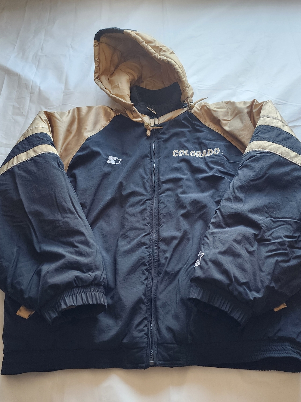 VTG STARTER COLORADO BUFFALOES PUFFER HOODED JACKET BLACK/ GOLD SIZE MEDIUM